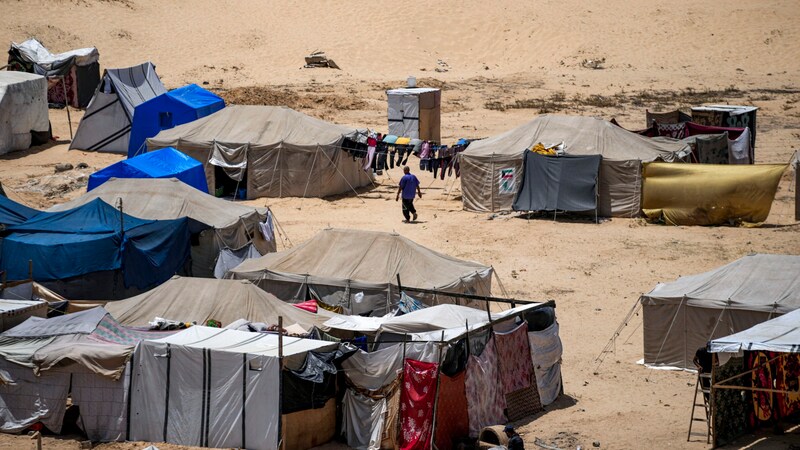 In das Gebiet der Stadt Gaza waren die israelischen Truppen bereits im ersten Kriegsmonat eingedrungen. Laut einer Analyse von Satellitendaten sind rund 75 Prozent der Gebäude in dem Gebiet beschädigt oder zerstört. (Bild: AP)