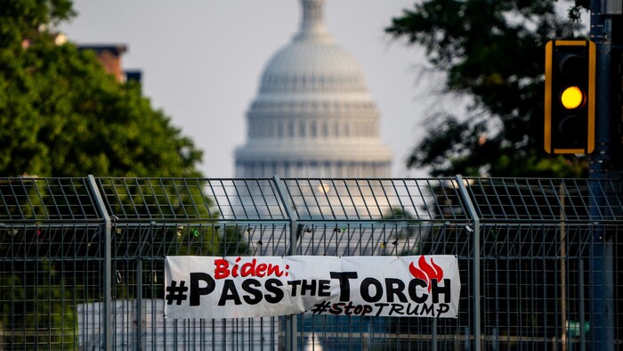 Um Trump zu stoppen, müssen Biden „die Fackel weitergeben“, wird auf diesem Plakat in Washington ...