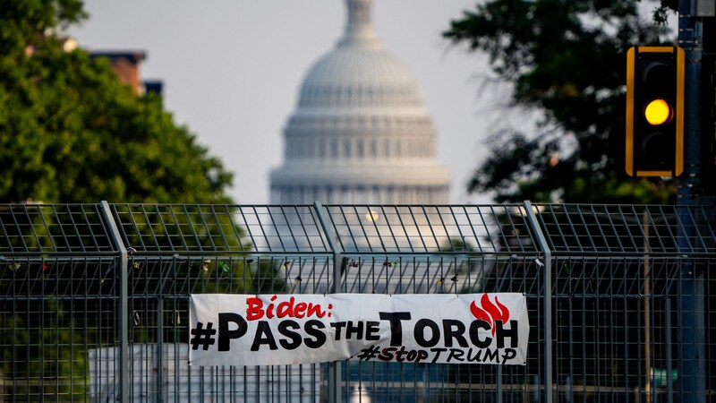 Washington'daki bu poster, Trump'ı durdurmak için Biden'ın "meşaleyi devretmesini" talep ediyor. (Bild: AFP)