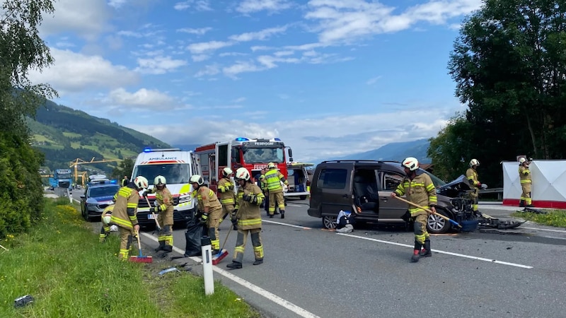 Die B168 wurde rund eineinhalb Stunden komplett gesperrt. (Bild: FF Piesendorf)