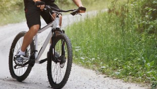 Auf einem Radweg in Weißenbach (Symbolbild) kam es zur sexuellen Belästigung.