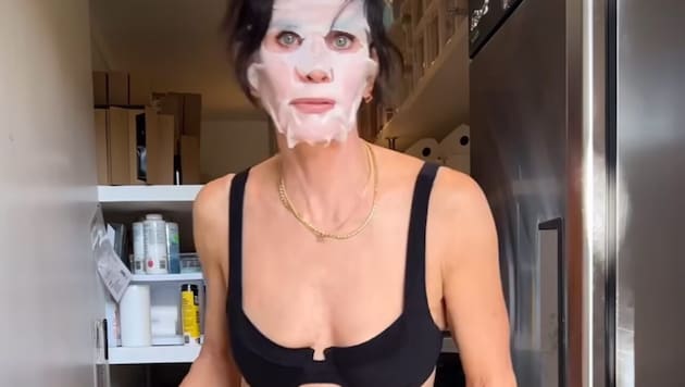 Courteney Cox reveals her "secret tip" for a sexy body, among other things. (Bild: instagram.com/courteneycox)