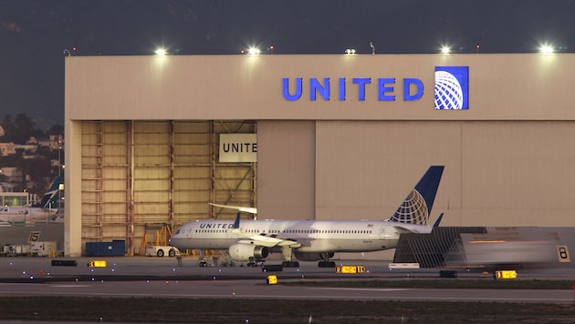 „Das Rad wurde in Los Angeles geborgen und wir untersuchen die Ursache für den Vorfall“, erklärte United Airlines. (Bild: AFP/DAVID MCNEW / GETTY IMAGES NORTH AMERICA / AFP)