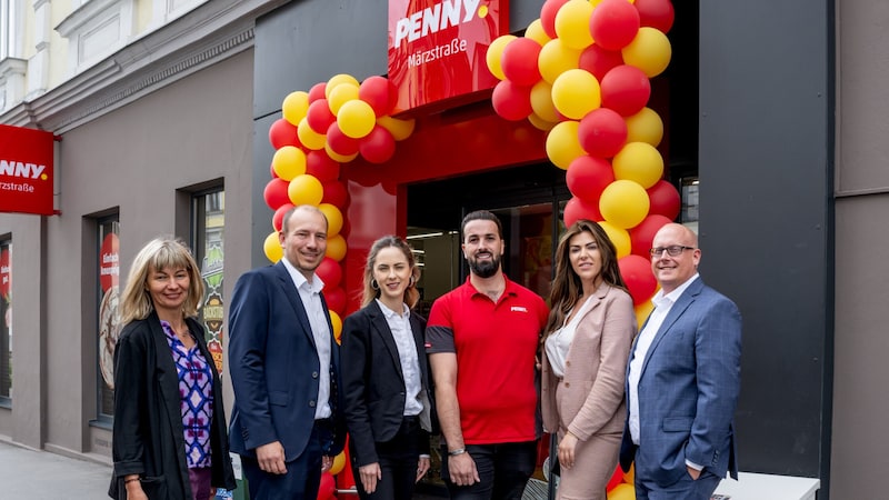 Fleisch-Frischebetreuerin Annemarie Haibl, Verkaufsleiter Fleisch Thomas Ruhmer, Rayonsleiterin Leonie Stefan, Filialleiter Alkos Ayad, Verkaufsleiterin Sara Kotb und Vertriebsdirektor Niko Karras (v.l.n.r.) (Bild: RobertHarson)