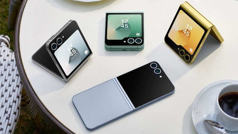 The Galaxy Z Flip 6 is reminiscent of the flip phones of the nineties. (Bild: Samsung)