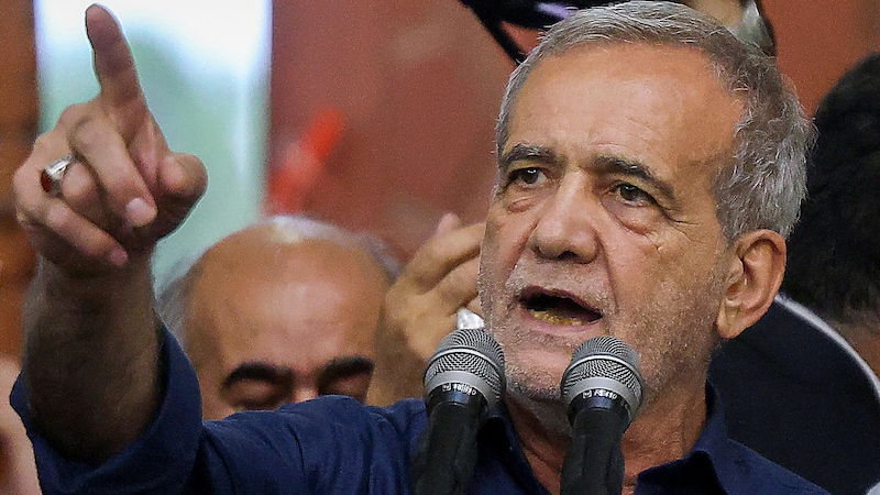 Irans Staatschef Massud Peseschkian kündigte einen moderateren Umgang mit gesellschaftlichen Themen an. (Bild: APA/AFP/ATTA KENARE)
