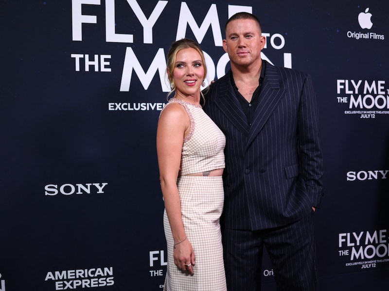 Die US-Schauspielerin Scarlett Johansson (L) und der US-Schauspieler Channing Tatum besuchen die Weltpremiere von „Fly Me to the Moon“ von Apple Original Films im AMC Lincoln Square in New York. (Bild: APA/Charly TRIBALLEAU)