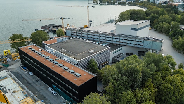 Das Festspielhaus wird derzeit generalsaniert. Das neue dreigeschossige Mehrzweckgebäude ist bereits in Betrieb. (Bild: bobdo)