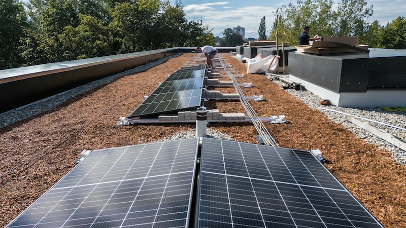 Bis Ende 2024 soll die Photovoltaik-Anlage auf der Werkstattbühne und dem Mehrzweckgebäude fertig installiert sein. (Bild: bobdo)