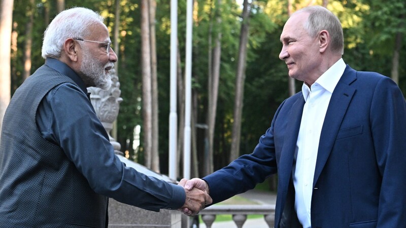 Közeli barátok: Modi és Putyin (Bild: AFP)