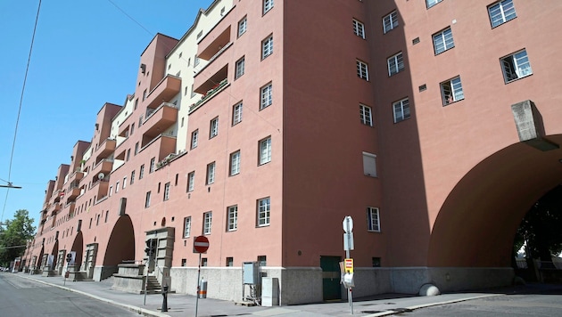 The historic Karl-Marx-Hof is visibly falling apart.