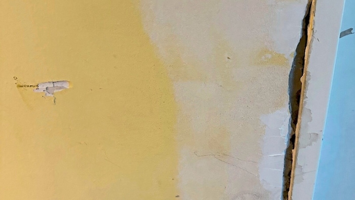 Starke Risse in den Wänden zeugen von einem desolaten baulichen Zustand.