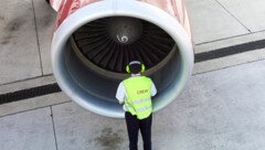 Flugzeuge sollen künftig mit Wasserstoff um die Welt fliegen. Ingenieure entwickeln dafür Düsentriebwerke. (Bild: stock.adobe.com/Mario Hagen)