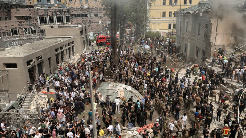 Jeder, der kann, sucht nach der verheerenden Attacke nach Überlebenden. (Bild: CASSOCIATED PRESS)