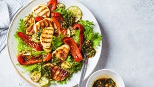 Halloumi ist eine gute Wahl für den Rost, da er durch seine feste Struktur sehr hitzebeständig ist. (Bild: vaaseenaa - stock.adobe.com)