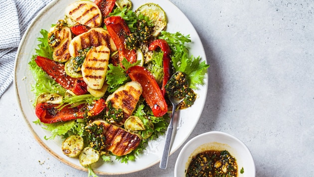 Halloumi ist eine gute Wahl für den Rost, da er durch seine feste Struktur sehr hitzebeständig ist. (Bild: vaaseenaa - stock.adobe.com)