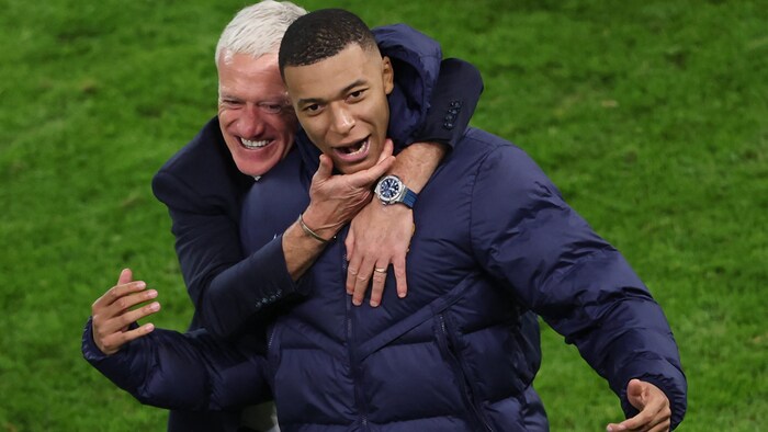 Didier Deschamps herzt Kylian Mbappe