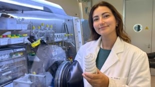 ETH-Doktorandin Marie Perrin präsentiert den neuen Recycling-Ansatz: in der linken Hand der ...