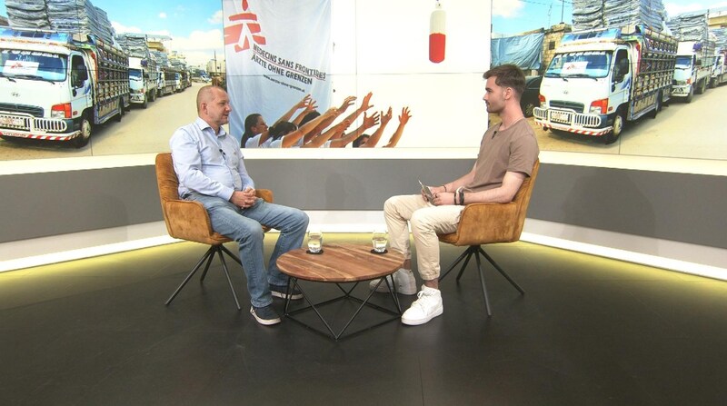 Georg Geyer, logistician and board member of "Doctors Without Borders Austria", in an interview with "Krone" intern Marc Baloun (from left to right) (Bild: Krone. TV)