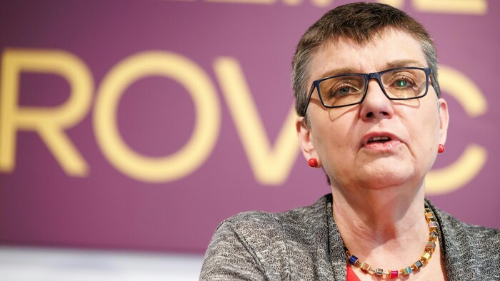 Az exzöld Madeleine Petrovic "béke és állatvédelem" címmel kampányol.