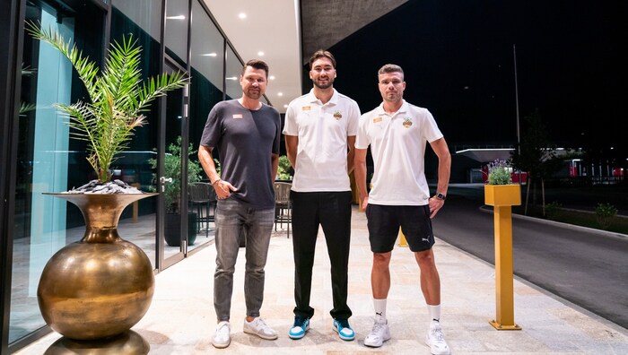 Sportchef Markus Katzer und Trainer Robert Klauß mit Dino Beljo