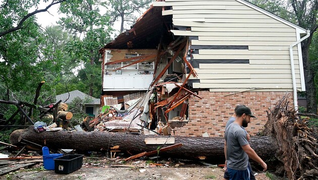 The storm was followed by repair and reconstruction work. (Bild: APA/AP)