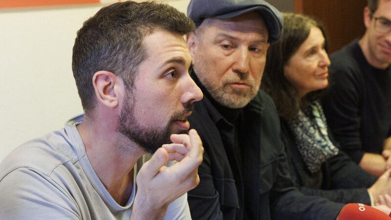 Tobias Schweiger (left) is entering the race as the KPÖ's lead candidate. (Bild: APA/ERWIN SCHERIAU)