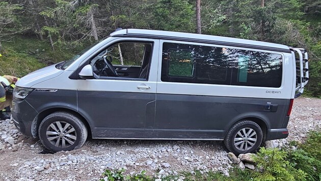 Dieser Campingbus drohte am Montagabend in Scharnitz über einen Abhang abzustürzen. (Bild: FF Scharnitz)