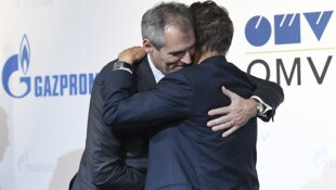 Die OMV hat sich unter Chef Rainer Seele (li.) der Gazprom bis 2040 an die Brust geworfen. Den ...