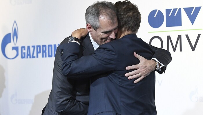 Die OMV hat sich unter Chef Rainer Seele (li.) der Gazprom (in Person von Vorstandsvorsitzendem ...