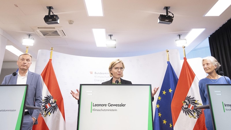 Gewessler and the chairs of the commission, Irmgard Griss and Andreas Kletečka (Bild: APA/Tobias Steinmaurer)