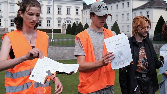 Die brennenden Zeugnisse der Aktivistinnen und Aktivisten symbolisieren ihre brennende Zukunft.