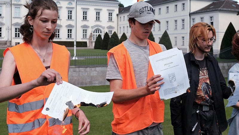 The activists' burning testimonies symbolize their burning future. (Bild: x.com/AufstandLastGen)