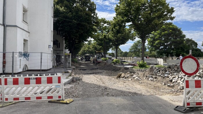 In any case, work is only being carried out on one part of the road at a time. An interim path ...