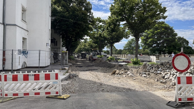 Ohnehin wird immer nur auf einem Teil der Straße gearbeitet. Ein interimistischer Weg über die Straße, etwa mit Platten, fehlt trotzdem. (Bild: Lukas Zimmer)