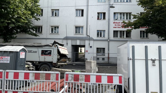 The entrance to the municipal building is visible from opposite, but still inaccessible