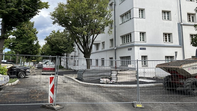 Hinter Gittern: der gesamte Gemeindebau (Bild: Lukas Zimmer)