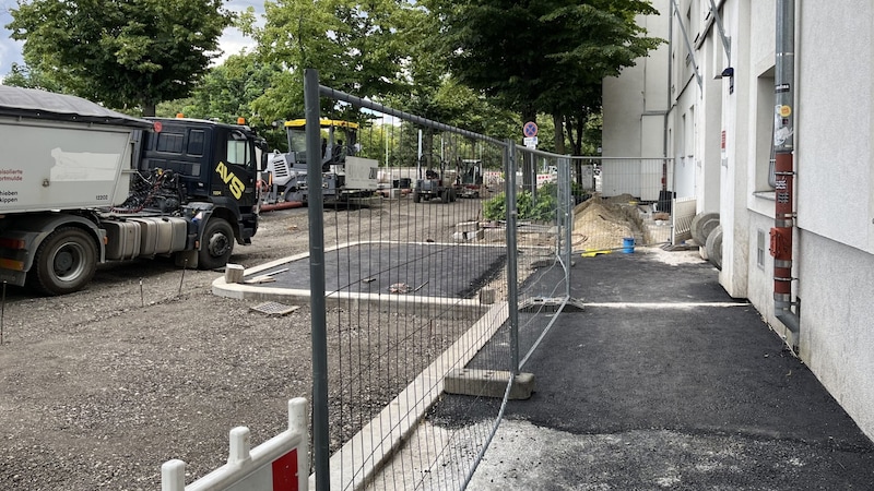 Construction site fencing wherever you look (Bild: Lukas Zimmer)