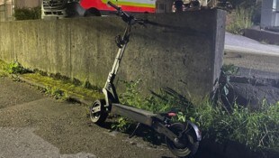 Mit diesem E-Scooter waren die drei Burschen unterwegs.