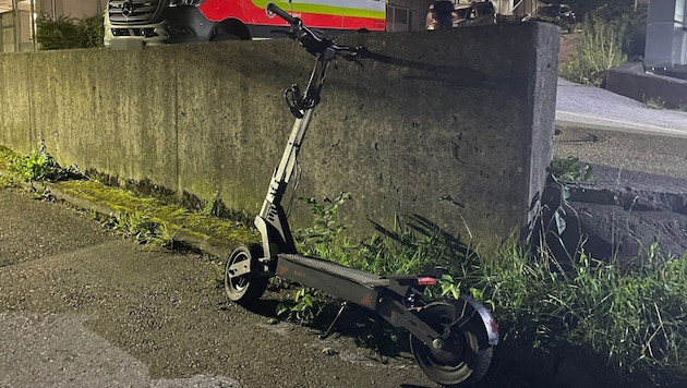 Mit diesem E-Scooter waren die drei Burschen unterwegs. (Bild: ZOOM Tirol/Krone KREATIV)