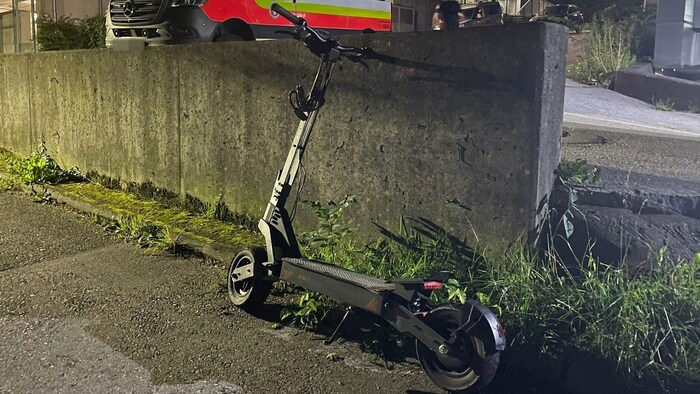 Mit einem aufgemotzten chinesischen Elektroroller wie diesem raste der 18-Jährige am ...