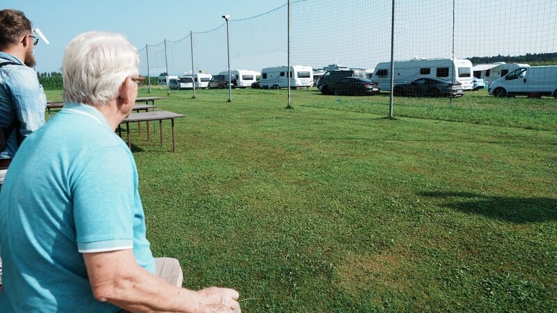 Die Wiese des Modellflugclubs war plötzlich voller Wohnwagen. (Bild: zVg.)