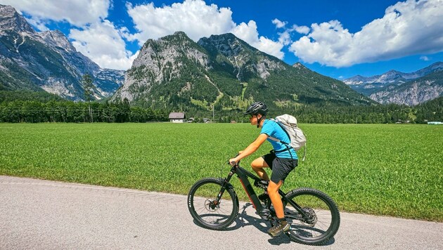 So kann es funktionieren: Umwelt- und klimafreundlich geht es bei Bike & Hike mit dem Fahrrad zum Bergwandern. (Bild: Wallner Hannes)