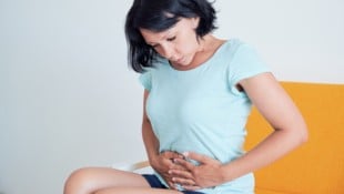 Durchfall, Schmerzen im Unterbauch, leichtes Fieber und Übelkeit sind Anzeichen für Morbus Crohn. (Bild: stock.adobe.com/yavdat - stock.adobe.com)