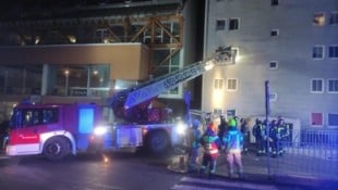 Der Einsatz nach dem Brand in der Innsbrucker Innenstadt. (Bild: Feuerwehr Hötting)