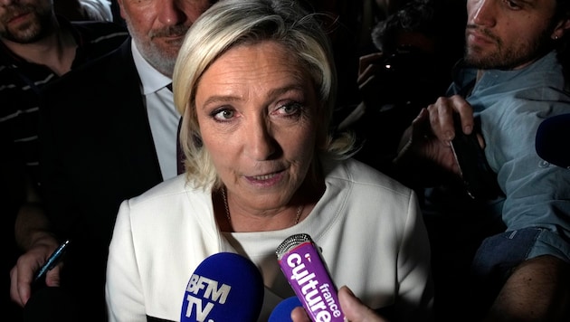 Marine Le Pen seçim kampanyasını finanse ettiği gerekçesiyle soruşturma altında ve bu ilk değil. (Bild: AP/Louise Delmotte)