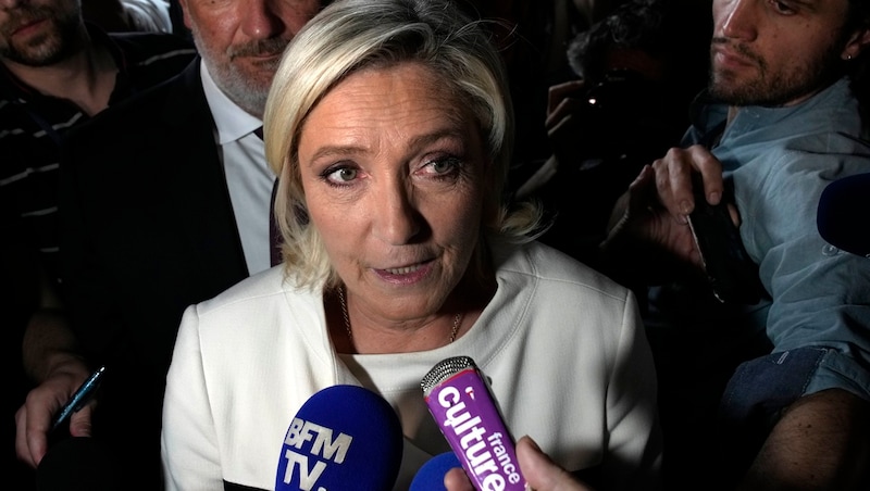 Marine Le Pen seçim kampanyasını finanse ettiği için soruşturma altında ve bu ilk değil. (Bild: AP/Louise Delmotte)