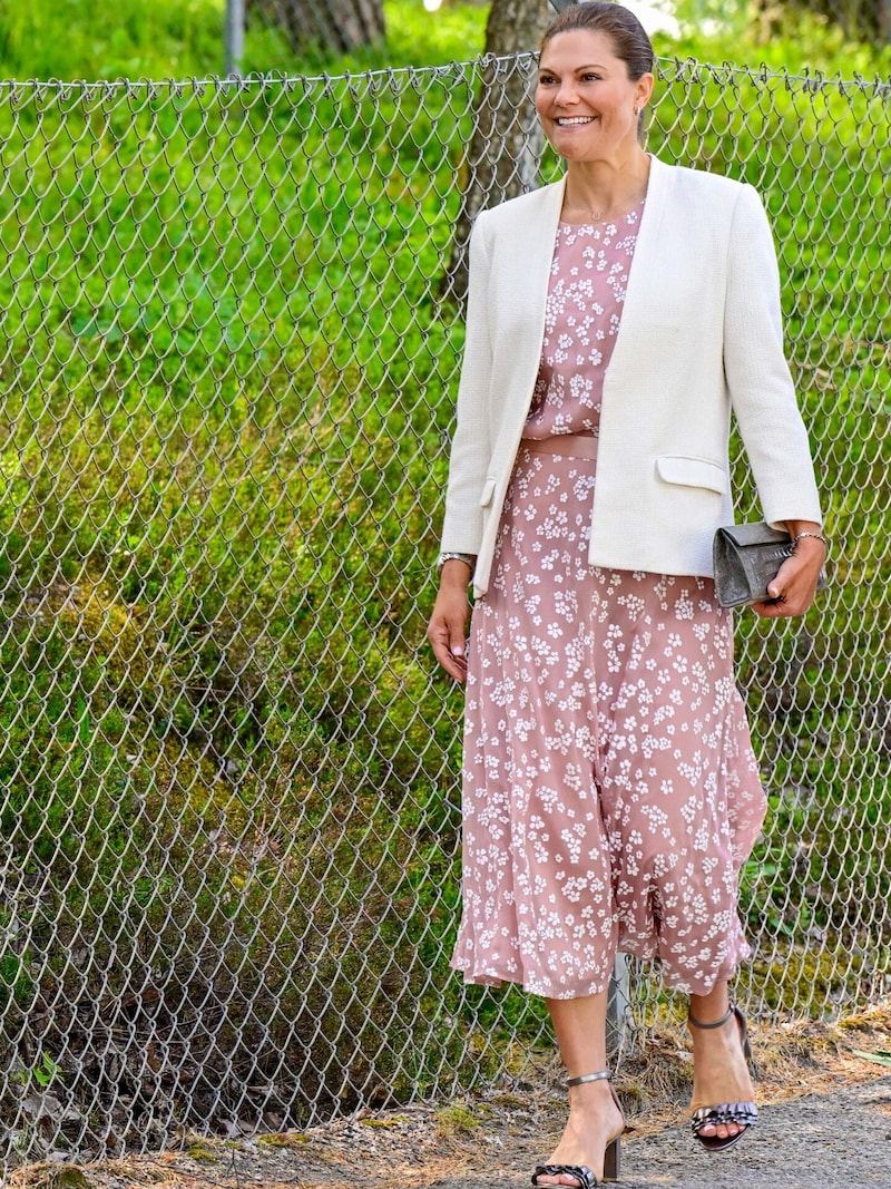 Kronprinzessin Victoria liebt besonders im schwedischen Sommer zarte Blumenkleider. Dieses ist mit seinen weißen Blüten auf dem altrosa Stoff besonders bezaubernd.  (Bild: picturedesk.com/Dutch Press Photo Agency / Action Press)