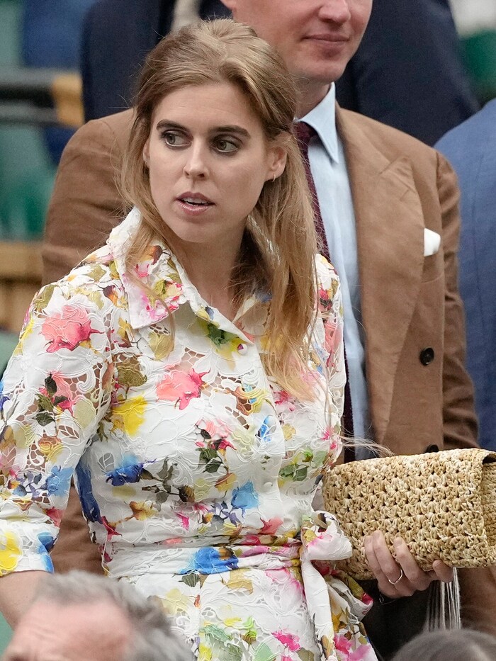 Prenses Beatrice Wimbledon tenis turnuvasına renkli çiçek desenli güzel beyaz bir elbiseyle ...