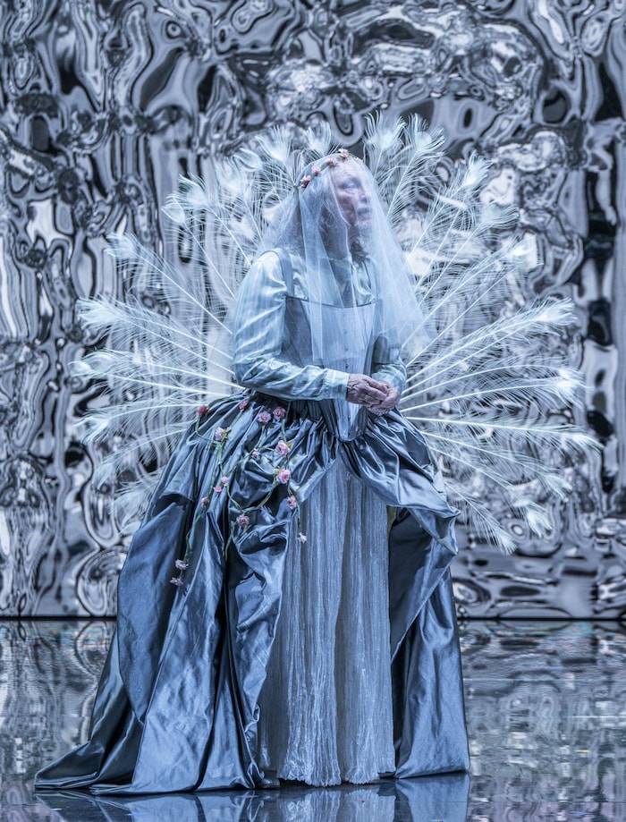 John Malkovich in großer Robe